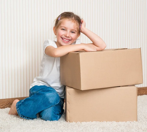 Petite fille déménageant dans une nouvelle maison — Photo