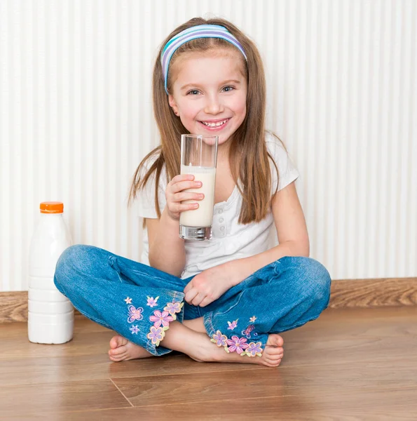 Malá holka pít mléko — Stock fotografie