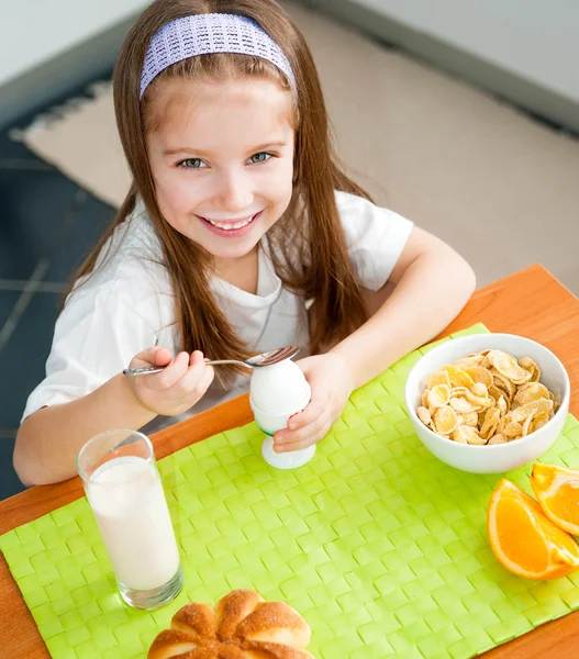 Liten flicka äter sin frukost — Stockfoto