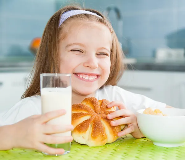 Menina comendo seu café da manhã — Fotografia de Stock