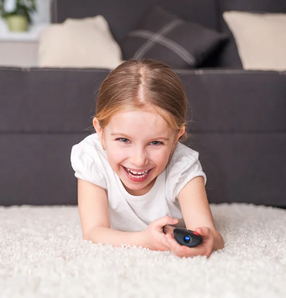 Petite fille regarder la télévision — Photo