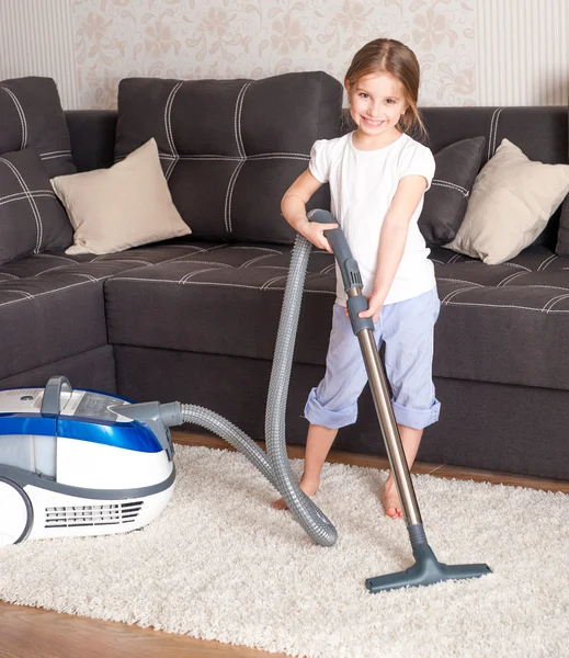 Klein meisje reiniging van de kamer — Stockfoto