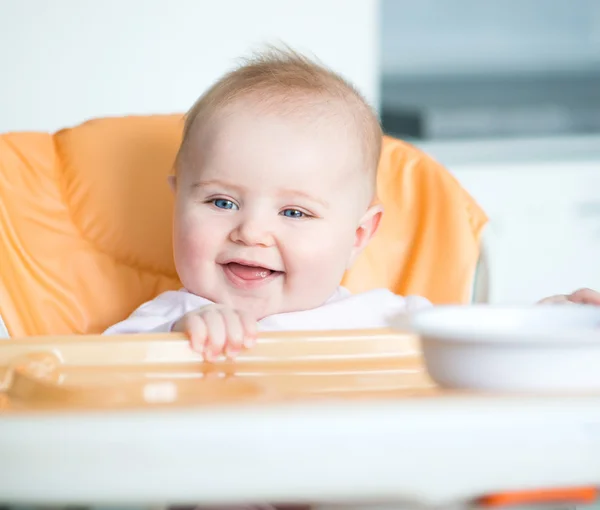 Bébé fille va manger — Photo