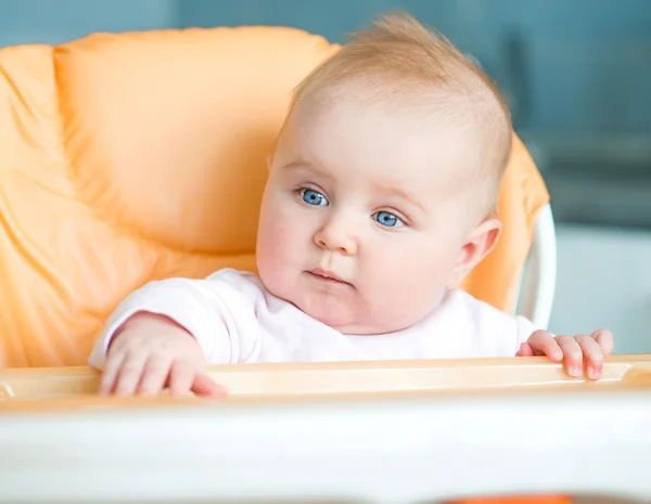 Baby flicka kommer att äta — Stockfoto