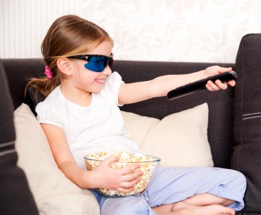 Televizyon izleyen küçük kız.