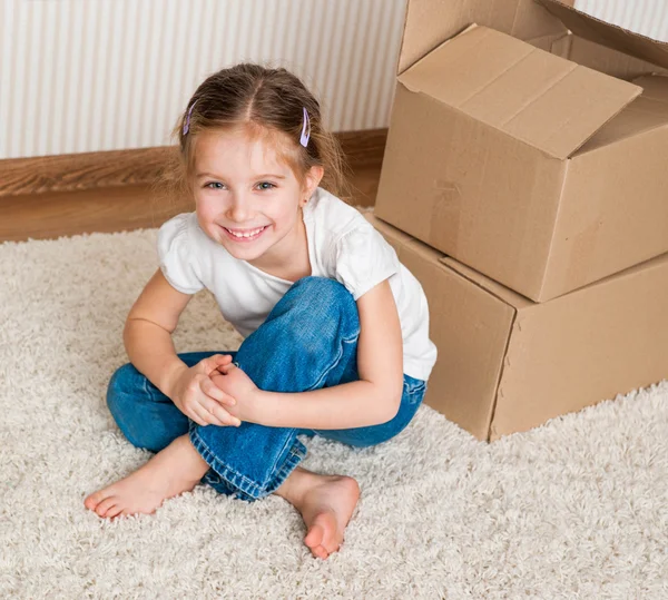 Bambina che si trasferisce in una nuova casa — Foto Stock