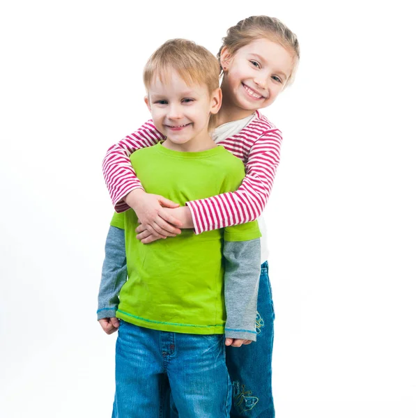 Küçük çocuk ve sevimli kız kardeşi — Stok fotoğraf