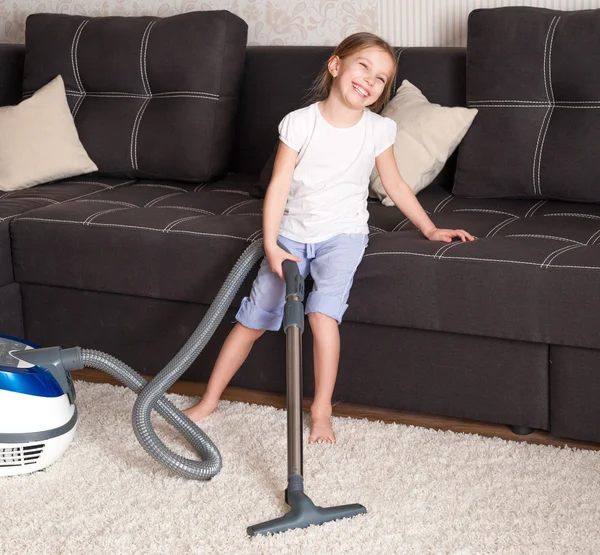 Little girl cleaning the room — Stock Photo, Image