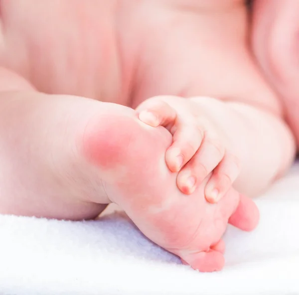 Legs and hands newborn baby — Stock Photo, Image