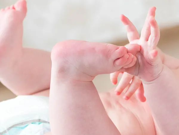 Legs and hands newborn baby — Stock Photo, Image