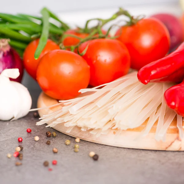 Fresh vegetables and rice noodles — Stock Photo, Image