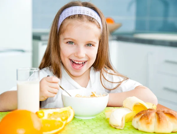 어린 소녀 그녀의 아침 식사 — 스톡 사진