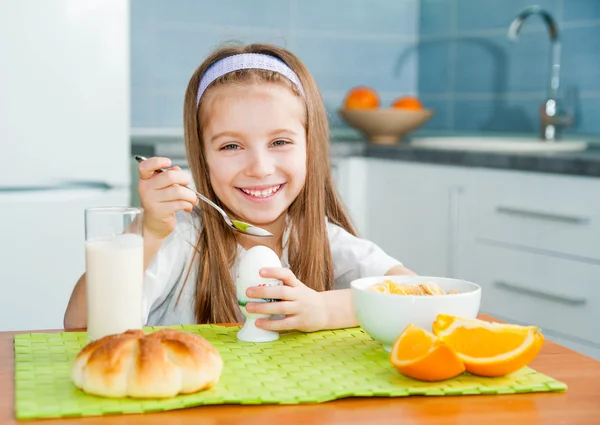 Liten flicka äter sin frukost — Stockfoto