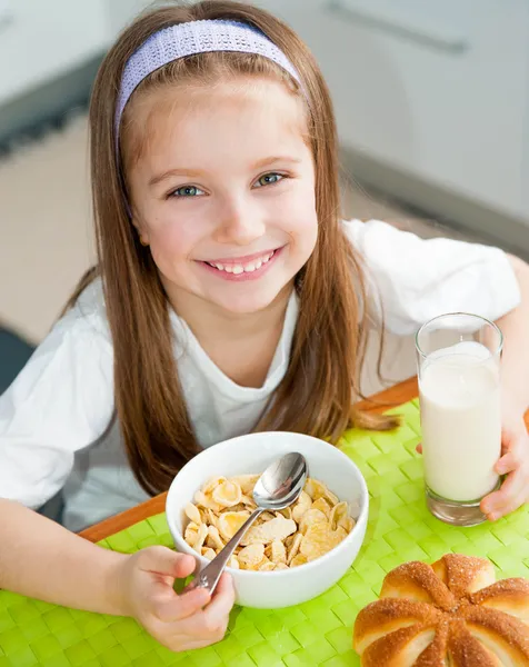 少女が彼女の朝食を食べる — ストック写真