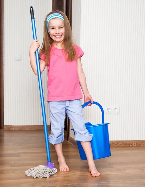 小女孩洗地板 — 图库照片