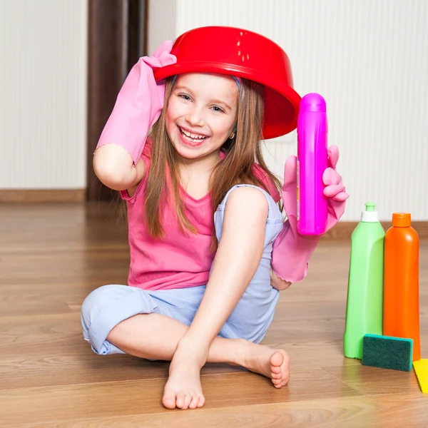 Klein meisje reinigt het huis — Stockfoto
