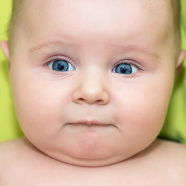Cara de bonito bebé de ojos azules —  Fotos de Stock