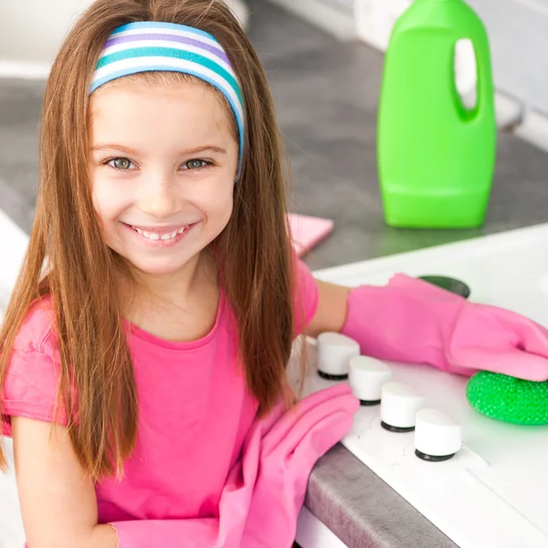 Menina fazer a limpeza na cozinha — Fotografia de Stock
