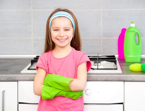 Flicka gör rengöring i kök — Stockfoto