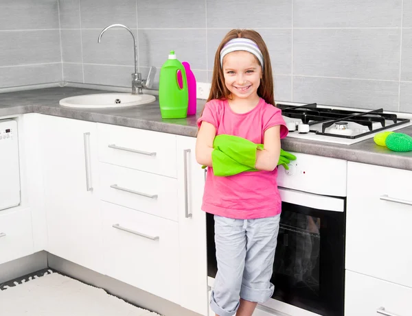 Meisje maken reiniging in de keuken — Stockfoto