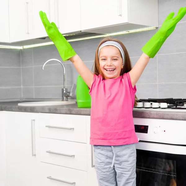 Девушка делает уборку на кухне — стоковое фото