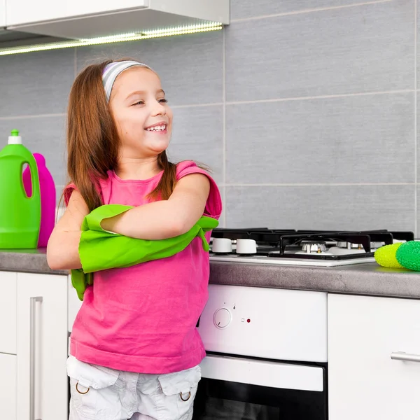 Девушка делает уборку на кухне — стоковое фото