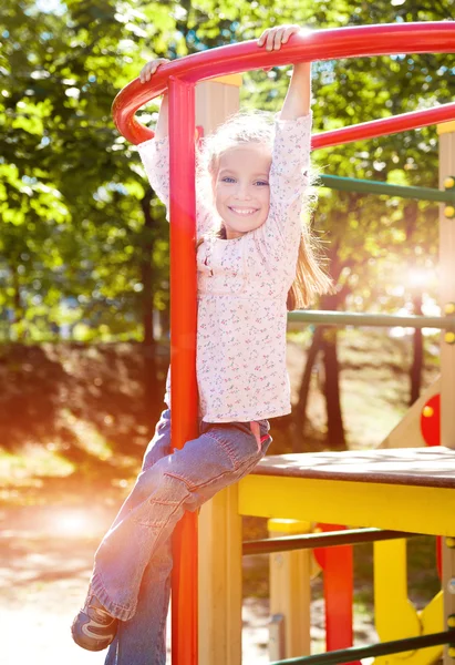 Маленькая девочка на открытой площадке — стоковое фото