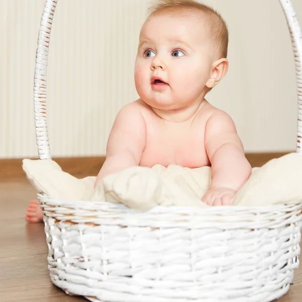 Menina bebê na cesta — Fotografia de Stock