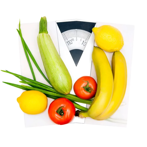 Овощи и фрукты на весах — стоковое фото