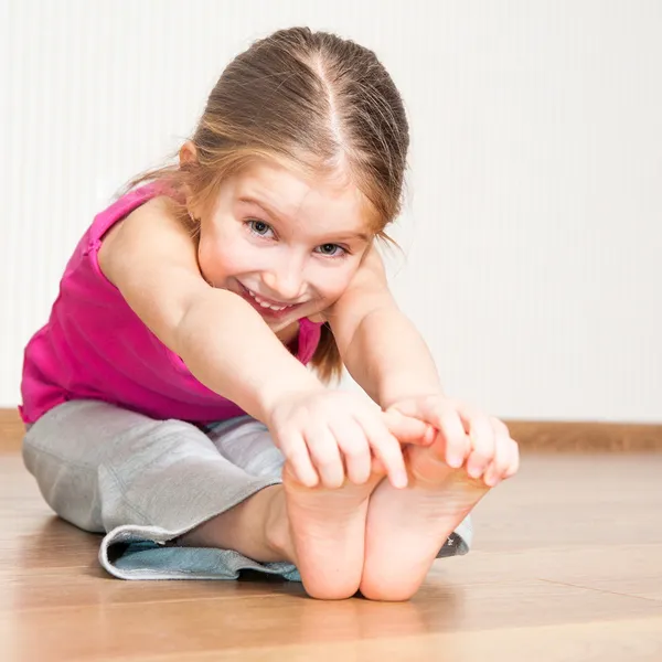 Niña pequeña dedicada a la aptitud —  Fotos de Stock