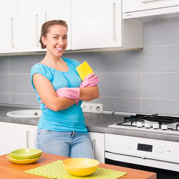 Mulher limpa a cozinha — Fotografia de Stock