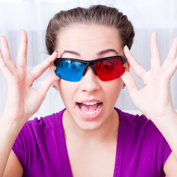 Young girl watching 3d television — Stock Photo, Image
