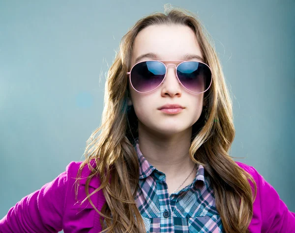 Modelo de moda poco en gafas de sol — Foto de Stock