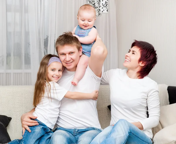 Familia en casa — Foto de Stock