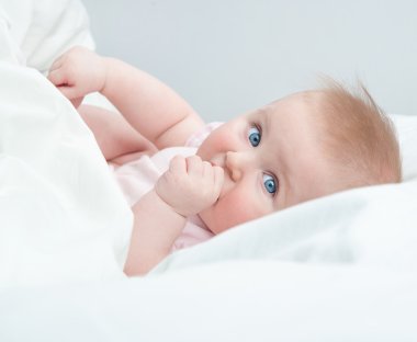 Şirin Bebek baş parmağını emmek