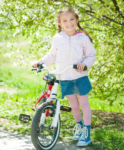 Meisje op haar fiets — Stockfoto