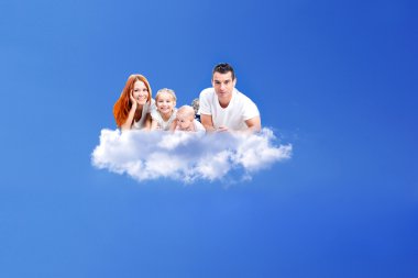 bir bulutun üzerinde oturan aile