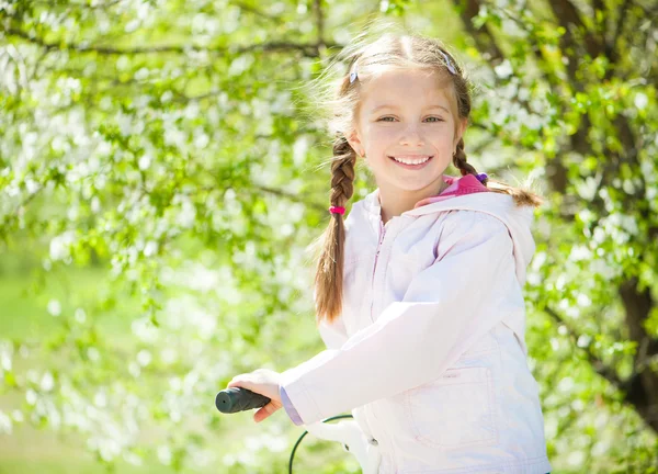 Liten flicka på hennes cykel — Stockfoto