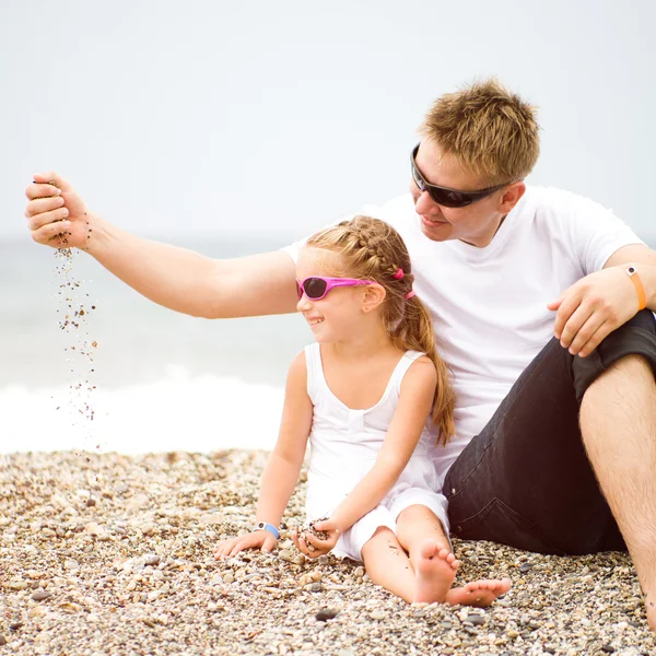 Ojciec z córką na plaży — Zdjęcie stockowe