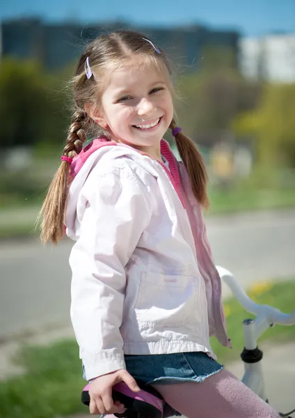 Malá holka na kole — Stock fotografie