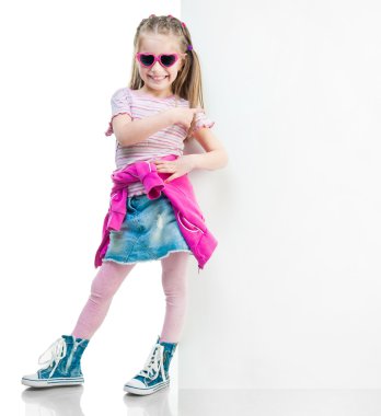 Beyaz tahta arkasındaki kız moda