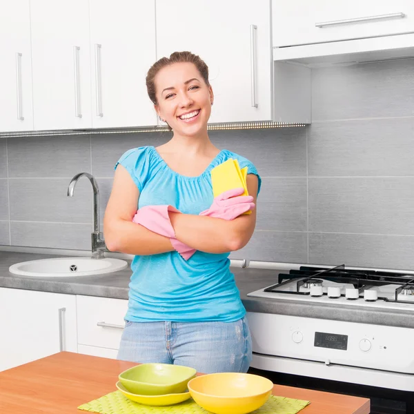 Žena čistí kuchyň — Stock fotografie