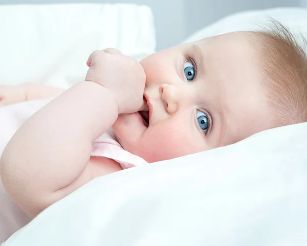 Schattige baby zuigt zijn duim — Stockfoto