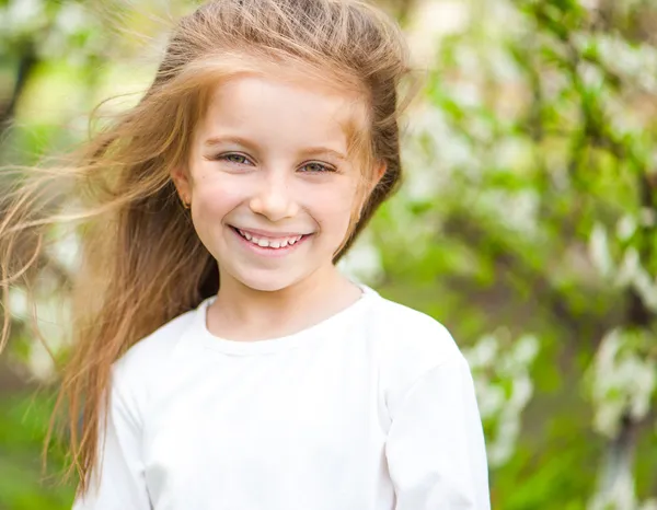 Entzückendes kleines Mädchen auf der Wiese — Stockfoto