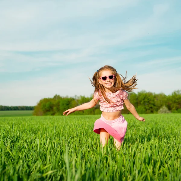Dziewczynka na polu — Zdjęcie stockowe