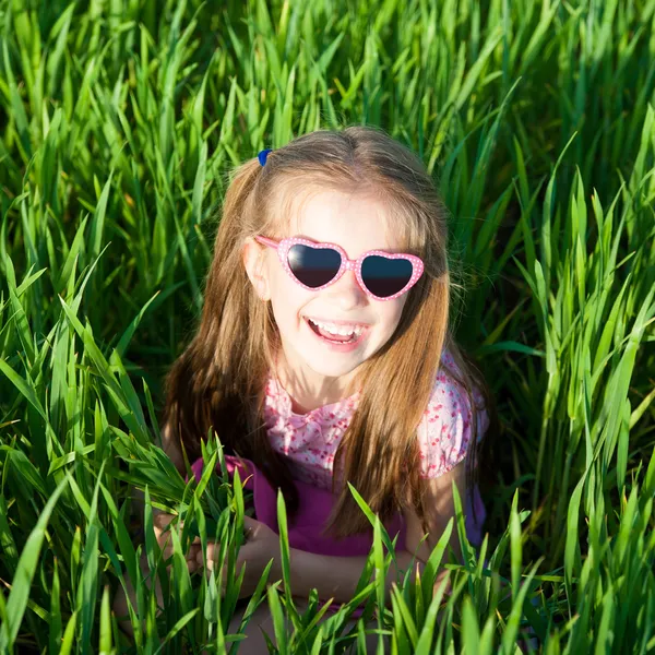 Маленькая девочка на поле — стоковое фото
