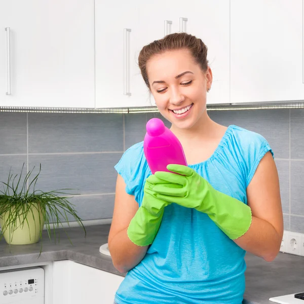 Vrouw reinigt de keuken — Stockfoto