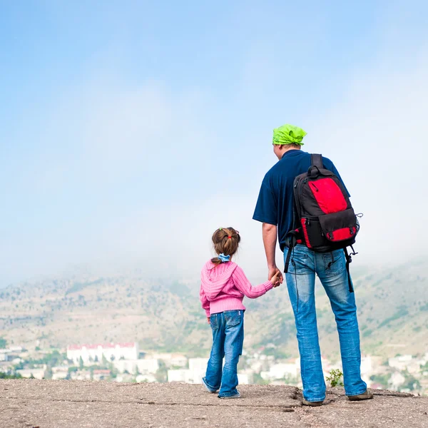 Aktiva glad pappa med dotter — Stockfoto