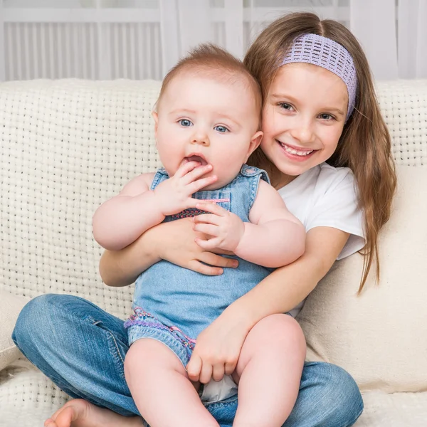 Niña y su hermana pequeña —  Fotos de Stock