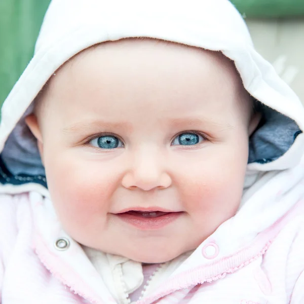 Mignon bébé aux yeux bleus — Photo